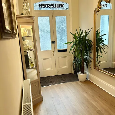 Willesden, Apartment 1, A Beautifully Furnished One Bedroomed Apartment In The Heart Of Llandudno Exterior photo